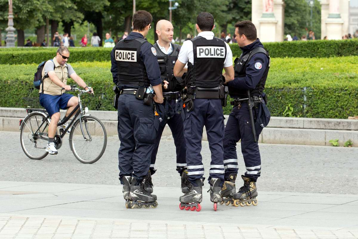 01_france_police_roller.jpg